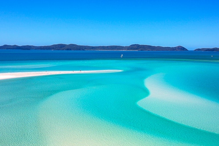 Blaues Wasser mit weißem Sand in Whitsunday islands Australien