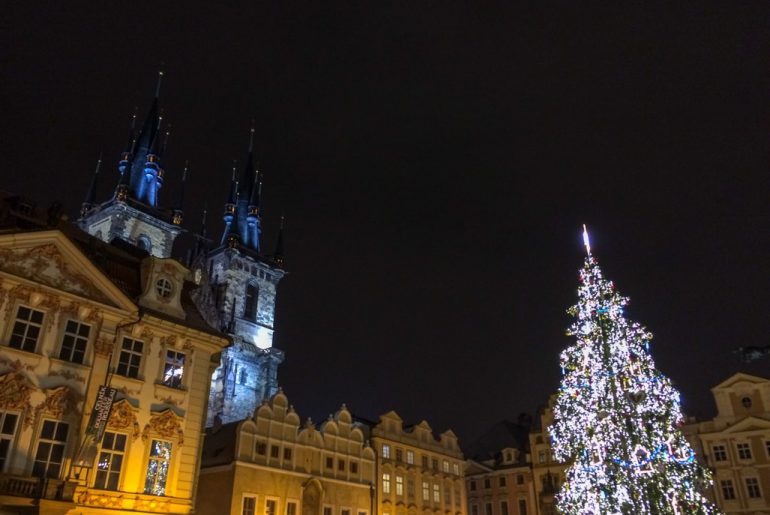 Leuchtender Weihnachtsbaum und Kirche am Abend Prag schöne Winter-Städte