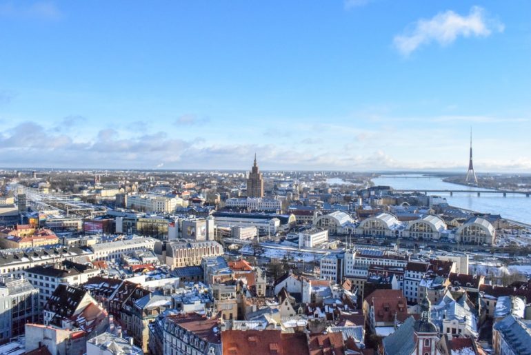 Blauer Himmel und rote Dächer Riga Lettland schöne Städte Winter