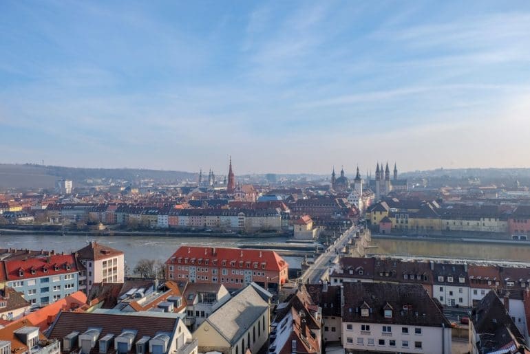 Dächer der Altstadt Würzburg mit Brücke im Vordergrund schöne Städte im Winter
