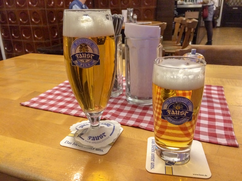 Zwei Biet auf Holztisch Restaurant Aschaffenburg