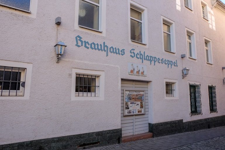Rosafarbene Wand mit Schrift Brauhaus Schlappeseppel Aschaffenburg