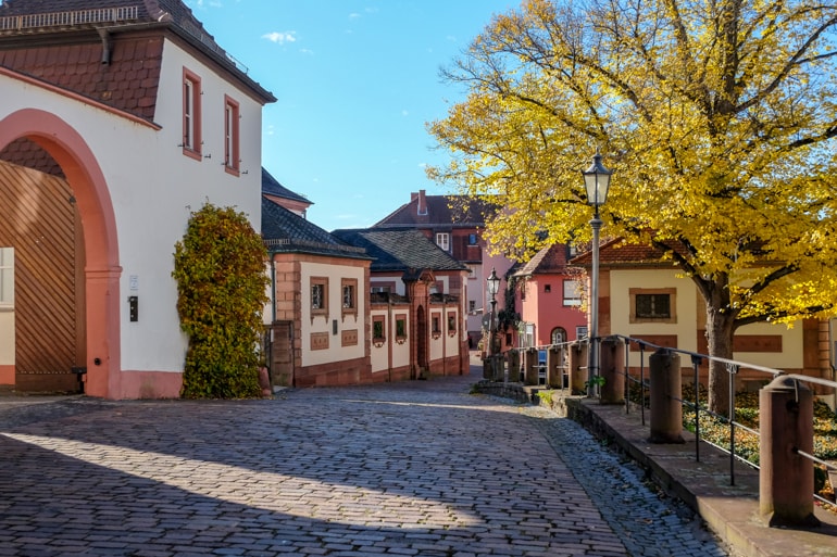 Altstadt mit Kopfsteinpflaster und bunten Gebäuden Aschaffenburg Bayern