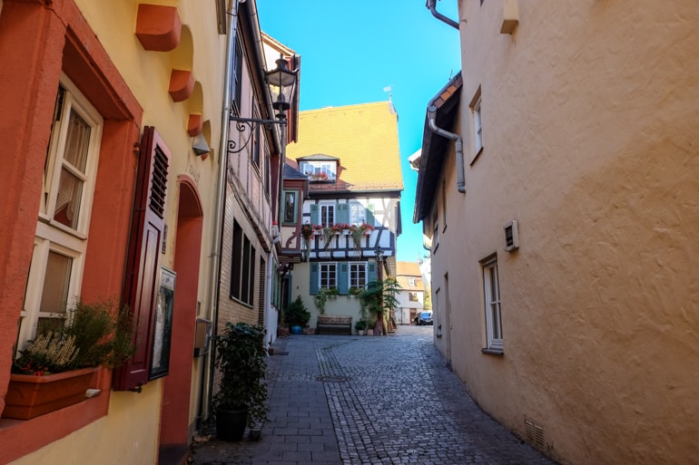 Fränkische Altstadt mit Fachwerkhäusern und Kopfsteinpflaster Aschaffenburg
