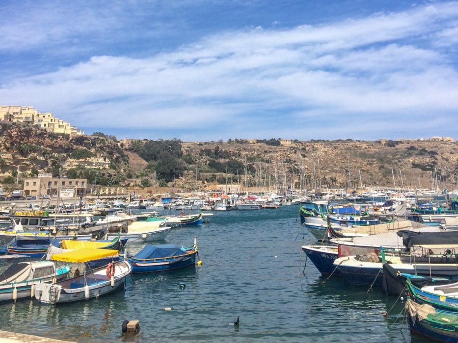 Boote im Hafen mit blauem Wasser Gozo Sehenswürdigkeiten
