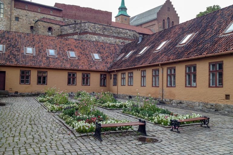 Bunte Gebäude und Blumen Innenhof Schloss Akershus Oslo Sehenswürdigkeiten