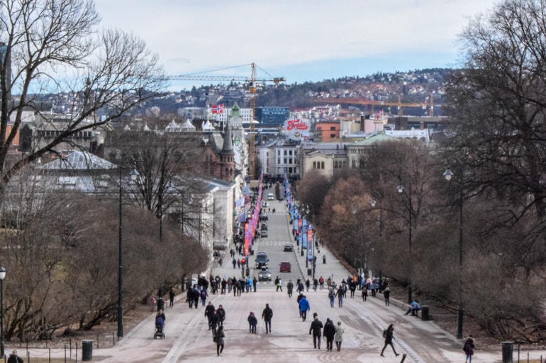 Lange Straße mit vielen Menschen Oslo Sehenswürdigkeiten