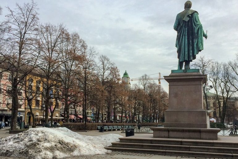 Statue auf Podest in Park mit Läden im Hintergrund Sehenswürdigkeiten Oslo