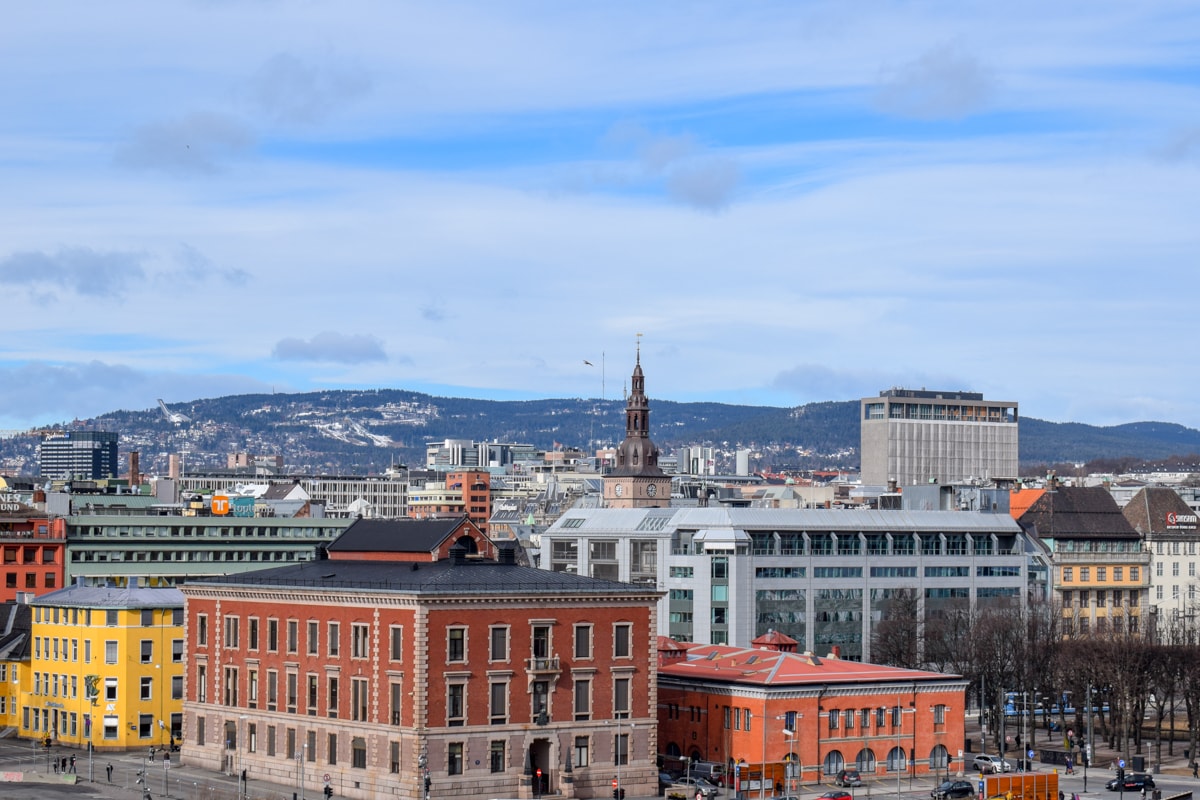 Bunte Gebäude und blauem Himmel Oslo Norwegen