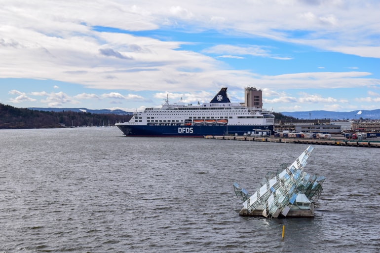 Großes Fährschiff im Wasser mit Glasskulptur im Vordergrund Hafen Oslo