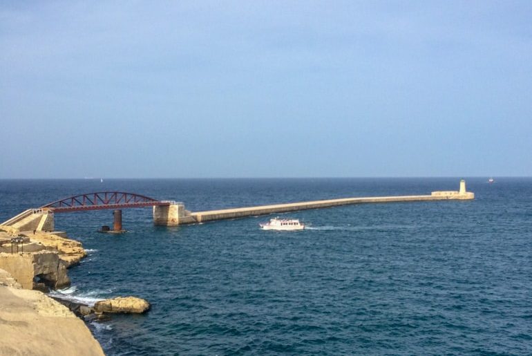 Rote Eisenbrücke mit langem Steg und blauem Wasser Sehenswürdigkeiten Valletta