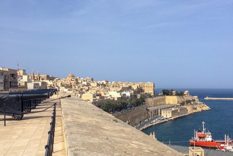 Salutkanonen mit Stadt und Hafen im Hintergrund Attraktionen Valletta