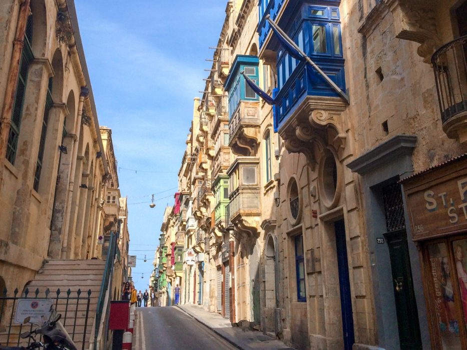 Bunte Fensterläden und schmale Straßen Valletta Sehenswürdigkeiten