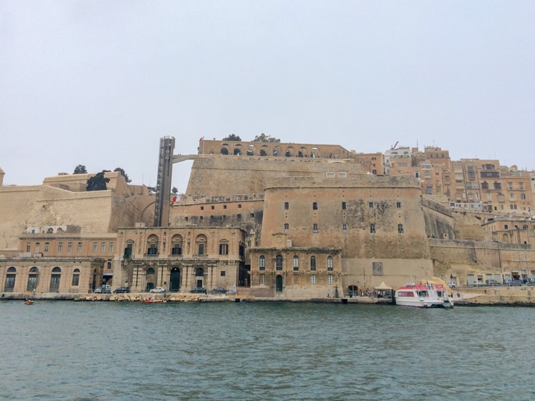 Upper Gardens und Stadtmauer mit Hafen weiter unten Sehenswürdigkeiten Valletta