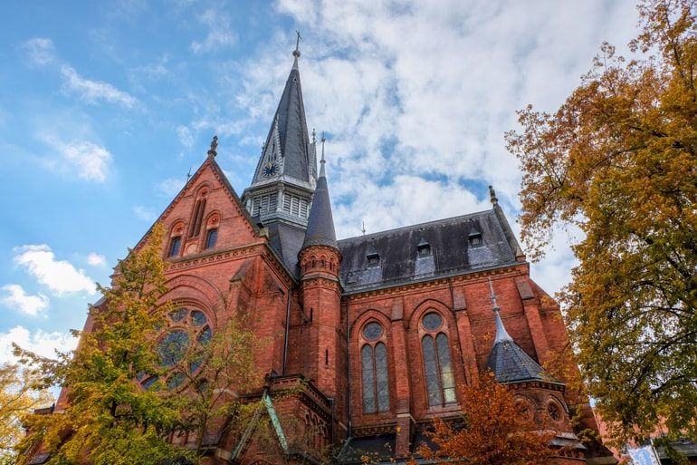 Rote Kirche mit hohem Turm und blauem Himmel Wiesbaden Sehenswürdigkeiten
