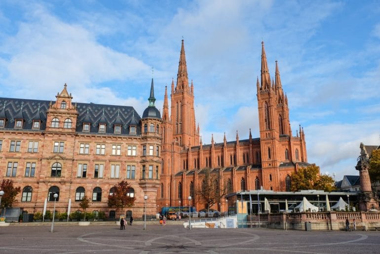 Rotes Ziegelstein Kirche mit Platz und blauem Himmel Wiesbaden Sehenswürdigkeiten