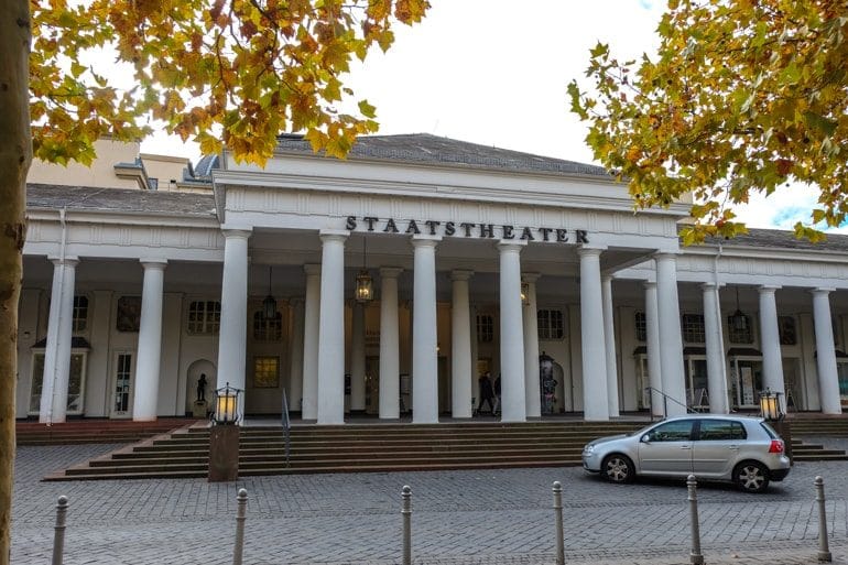 Weißes Gebäude Hessisches Staatstheater mit Auto vor Eingang