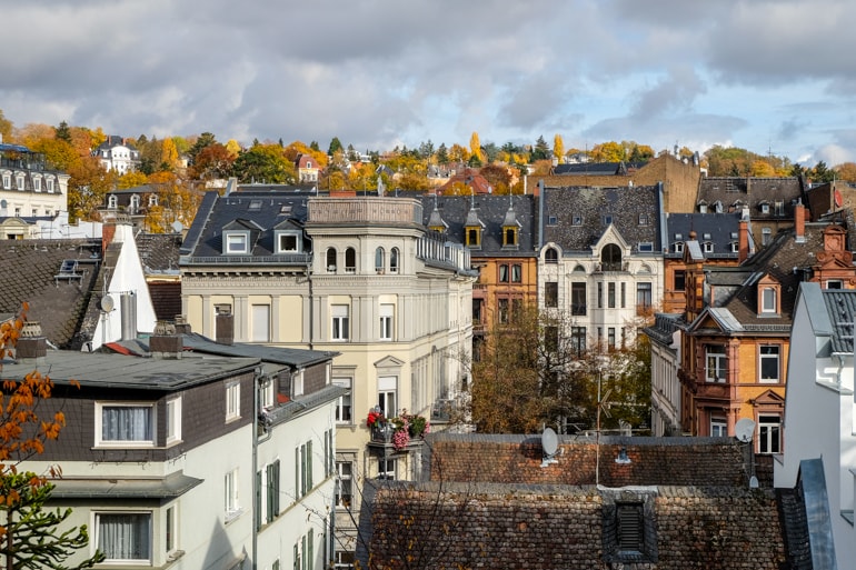 Alte Häuser und Herbstblätter auf Hügel Wiesbaden Sehenswürdigkeiten
