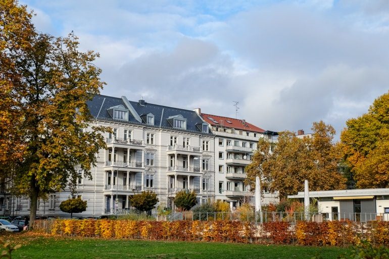 Weiße Gebäude mit Herbstblättern an Bäumen Wiesbaden Hessen