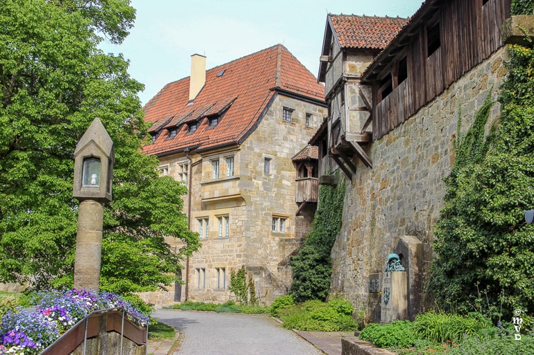 Weg mit alten Gebäuden und grünen Bäumen Schöne Städte Deutschland Coburg