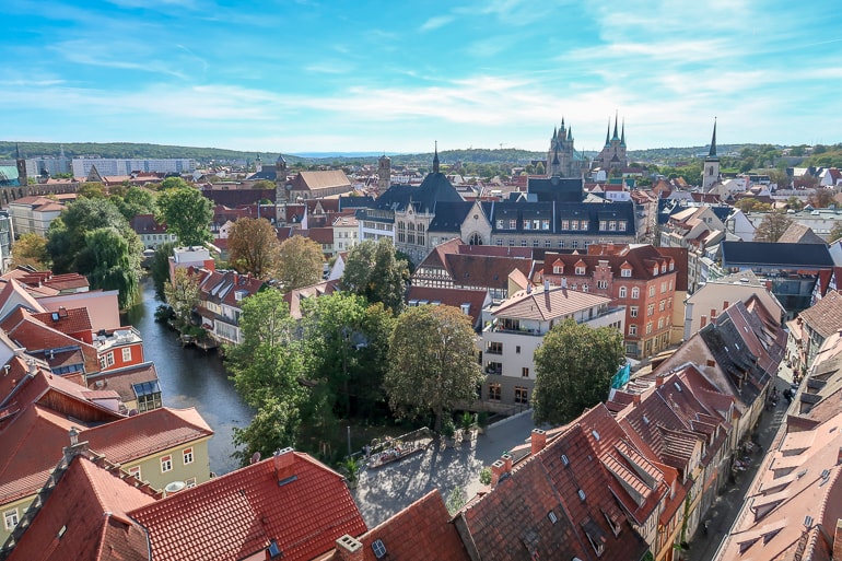 Blick auf Dächer von Erfurt mit blauem Himmel schöne Städte Deutschland