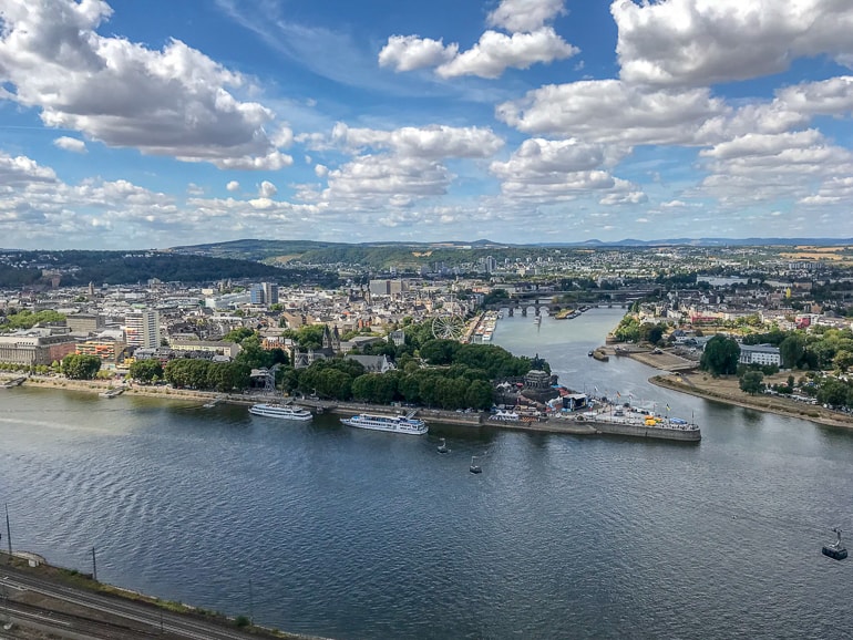 Blick auf Wasser mit Koblenz in der Ferne schöne Städte Deutschland
