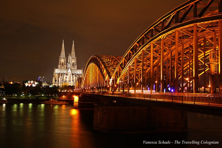 Kölner Dom, Brücke und Fluss bei Nacht