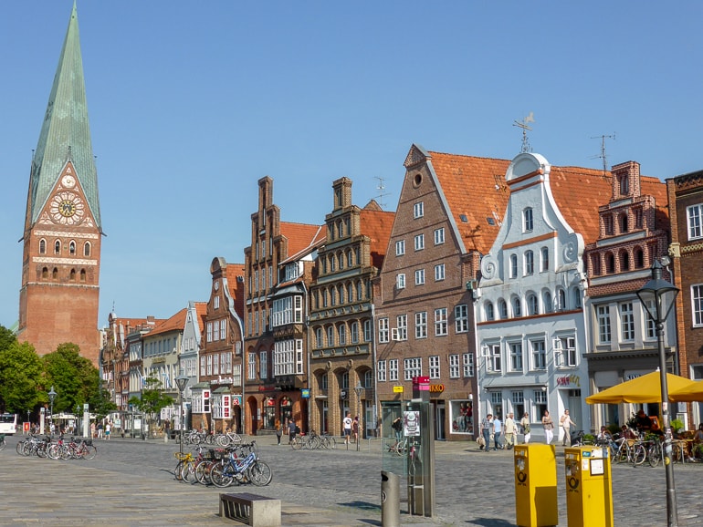 Bunte alte Häuser in Lüneburg schöne Städte