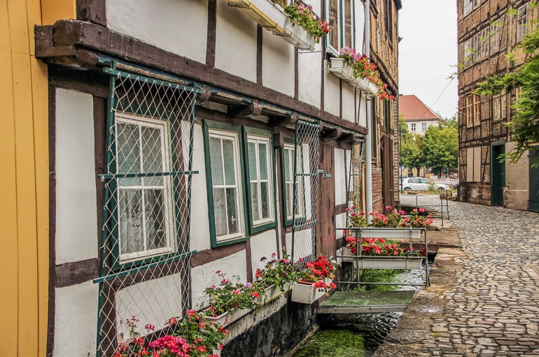 Fachwerkhaus mit Blumen Mühlhausen Deutschland schöne Städte