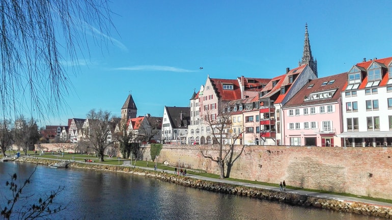 Blick auf Ulmer Altstadt mit Fluss und blauem Himmel schöne Städte