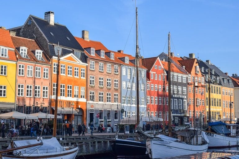 Bunte Gebäude Hafen Nyhavn Kopenhagen Dänemark mit Booten