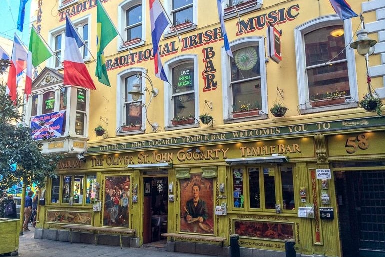 Gelbes Gebäude mit Flaggen Bar Dublin Irland