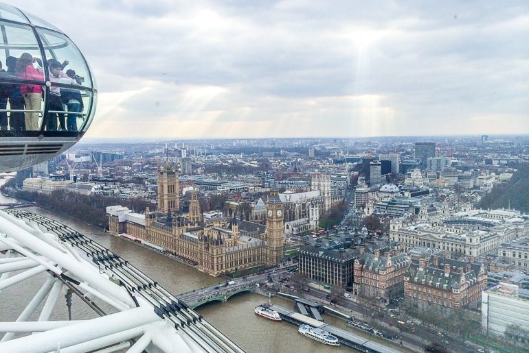 Glaskabine London Eye mit Blick auf Gebäude in London