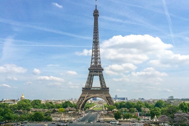 Eiffel Turm mit blauem Himmel Paris Frankreich