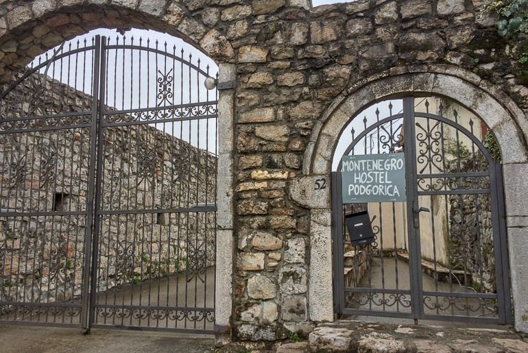 Metalltor mit Steinmauer Podgorica Montenegro Hosteleingang