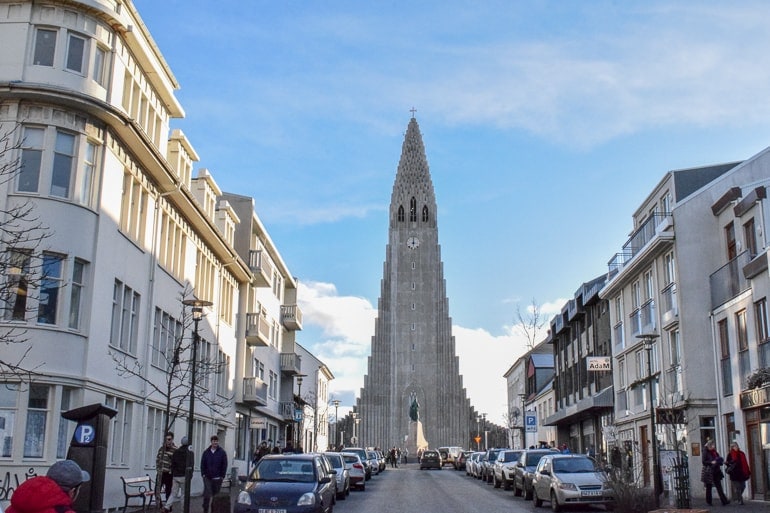 Große Kirche mit Straße im Vordergrund Reykjavik Island