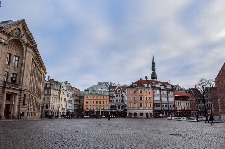 Gebäude in Altstadt von Riga mit Kopfsteinpflaster Lettland
