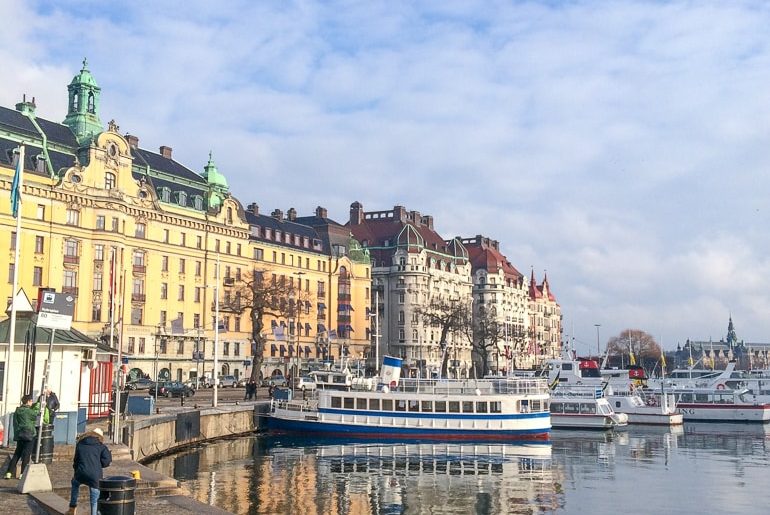 Bunte alte Gebäude am Wasser mit Booten Stockholm Schweden