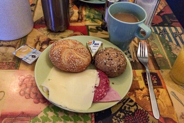 Brötchen und Käse auf Teller Frühstück Hostel Frankfurt