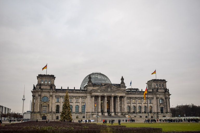 Reichstagsgebäude Berlin mit Gras und Deutschlandflaggen