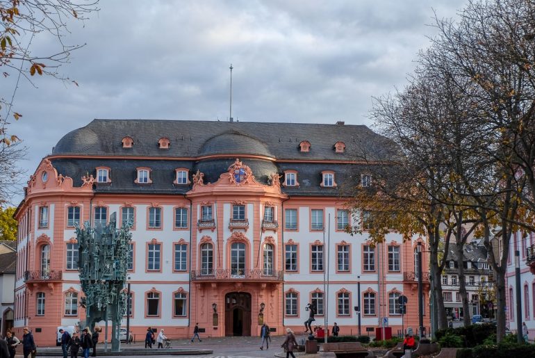 Altes buntes Gebäude auf Schillerplatz in Mainz Sehenswürdigkeiten