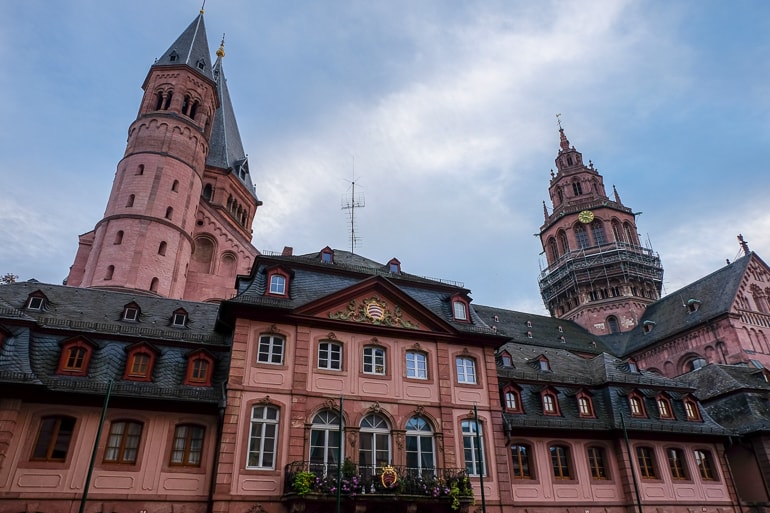 Große rote Türme Mainzer Dom Sehenswürdigkeit Mainz