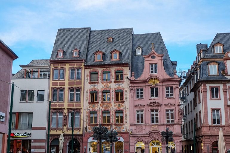 Alte bunte Gebäude auf dem Marktplatz in Mainz
