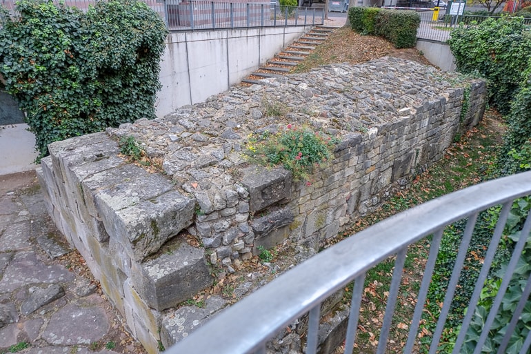 Alte römische Steinmauer mit Zaun herum Mainz Sehenswürdigkeit