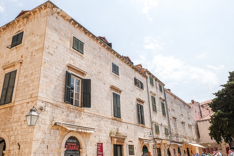 Altes Steingebäude in Altstadt mit grünen Fensterläden in Dubrovnik, Kroatien