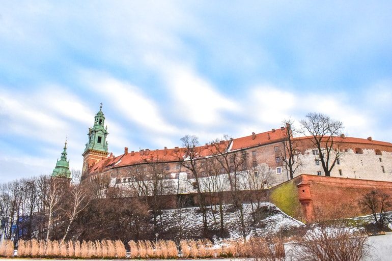 Schloss Wawel mit Schnee und blauem Himmel Übernachten Krakau