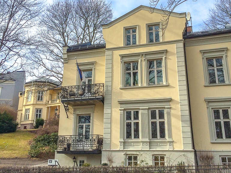 gelbes Haus in ruhiger Nachbarschaft mit Bäumen ringsum in Oslo.