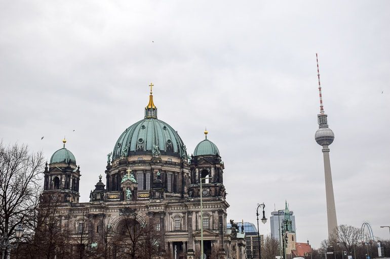 Kathedrale und Fernsehturm Berlin mit grauem Himmel