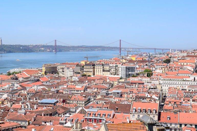 Orange Dächer mit Brücke und Landschaft im Hintergrund Lissabon Portugal