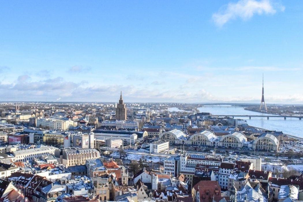Blick auf Bushaltestelle und Innenstadt von oben in Riga